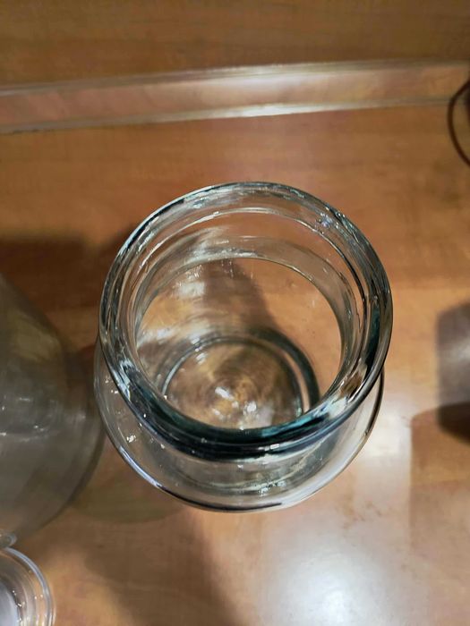 Стъклен буркан и бутилка