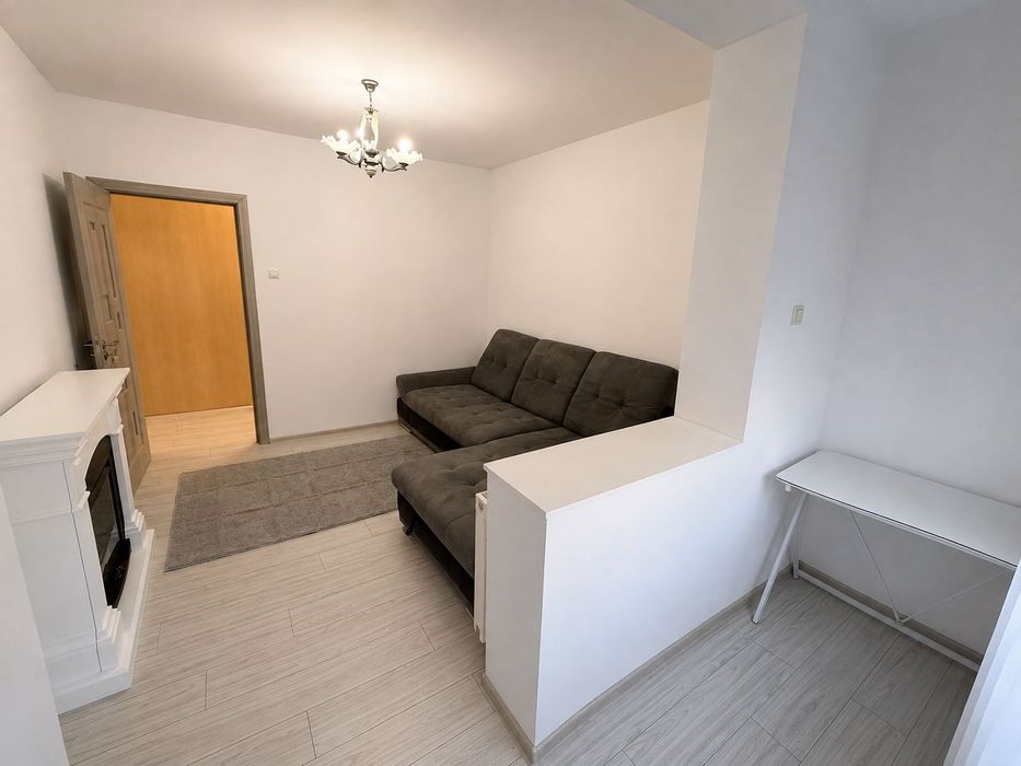Se închiriază apartament cu 2 camere, decomandat, având o suprafață utilă de 52 mp, situat la etajul 3 din 4, în cartierul Rogerius.
