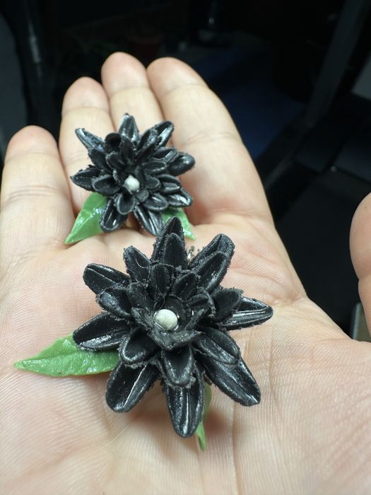 Cercei handmade cu flori negre