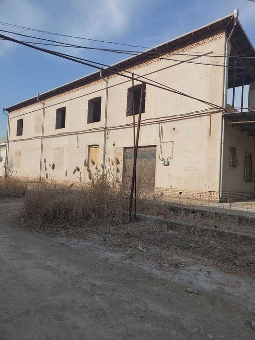 Uy sotiladi. 400 m²