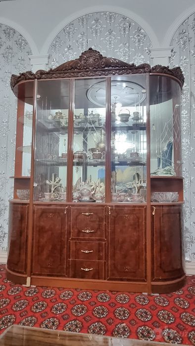Mebel yangidek turipti faqat bitta yon oynasi yuk hamma joyi yangidek
