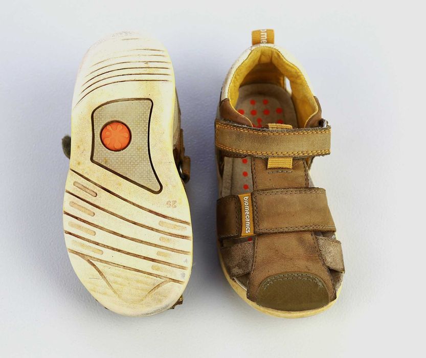 Разкошни и леки кожени сандали на марката Biomekanics.