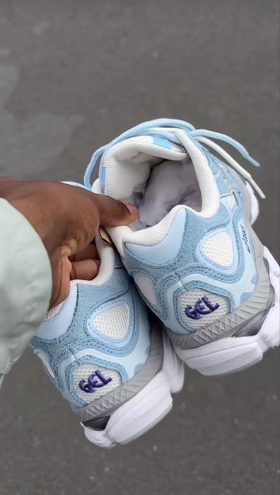 Бяло сини asics gel