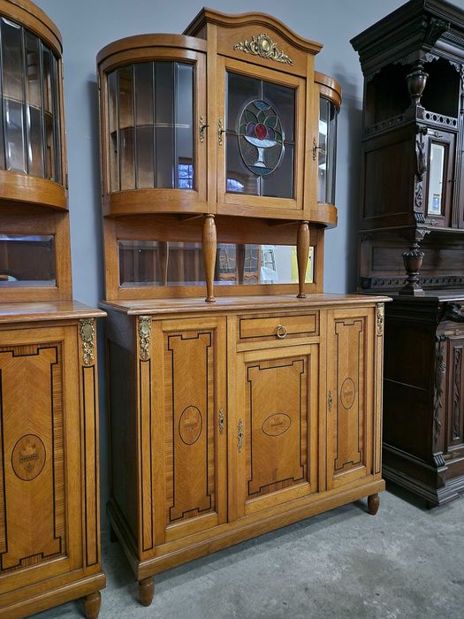 Дъбова витрина с интарзия и цветен витраж, налични два броя