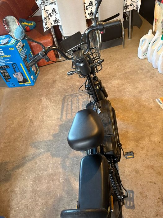 Scuter electric cu pedale