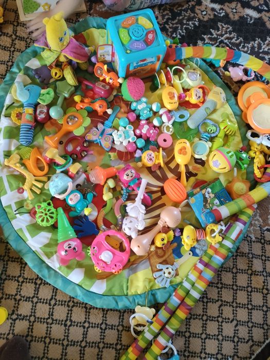 Игральных коврик, одежда, игрушки