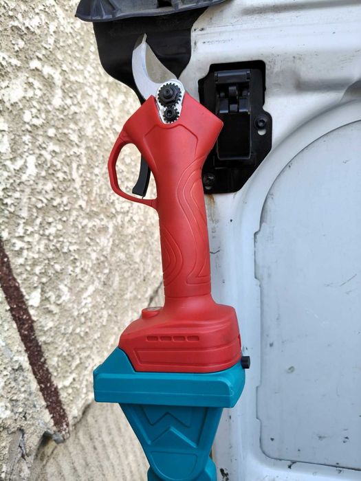 Foarfeca electrica 2 acumulatori 48v 8ah+extensie 2m,Campion Ural!