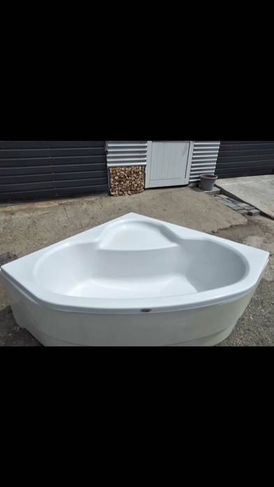 Триъгълна акрилна вана