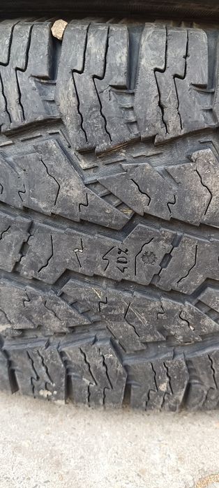 Продам резину на джип nokian