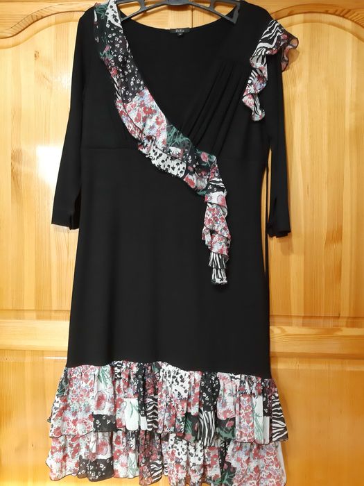 Разкошна Рокля на DIKA! Красива и Стилна! НОВА! Пролет/Есен! р/р М