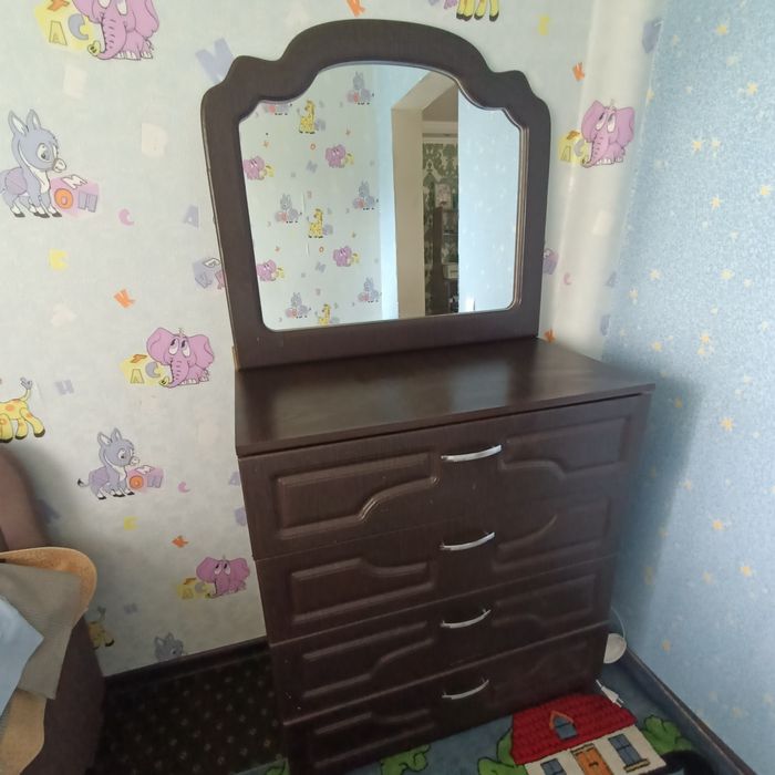 Шкаф и тумбочка для косметики