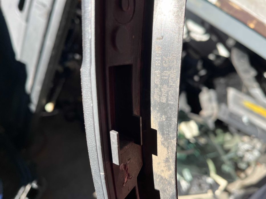 Вежда Volkswagen Touareg 2