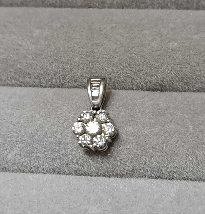 Продам кулон с бриллиантами