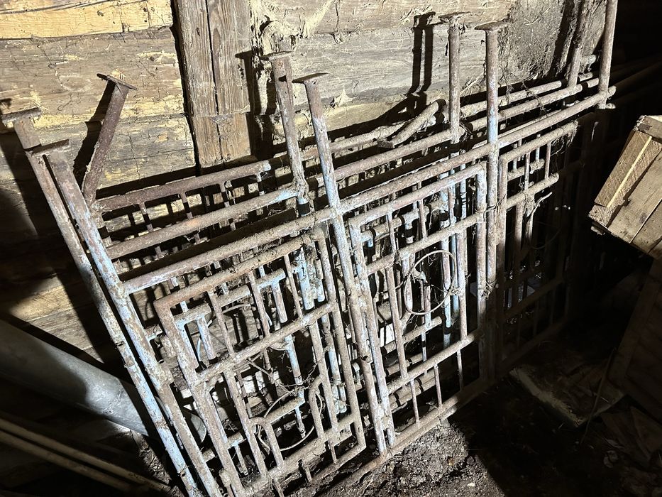 Vând 4 panouri gard metalic vechi – 202 × 122 cm