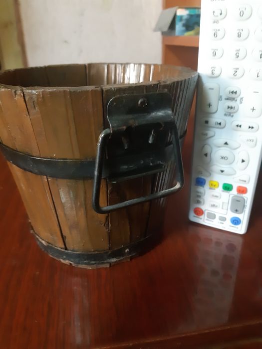 Кашпо из дерева с железным ободом