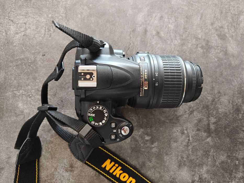 Nikon D3000 DSLR с обектив 18-55mm + чанта, батерия и зарядно