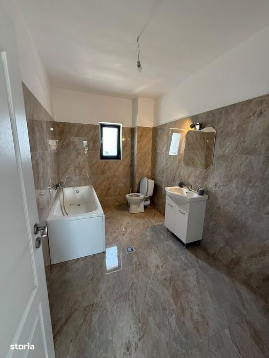 Casă de vânzare cu 3 camere și mansardă, toate utilitatile.