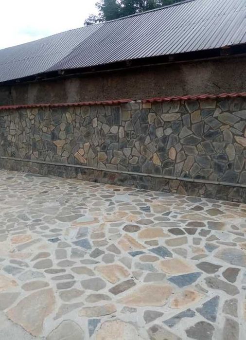 Piatră de Munte Rustică – Ideală pentru Alei și Socluri Case