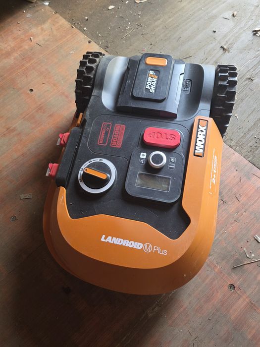 Robot tuns iarba Worx M500 suprafață maximă de 500 m², instalare ușoară, configurabilă, pantă 35%, detector de ploaie, tăiere aproape de margini