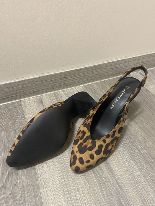 Нови елегантни обувки