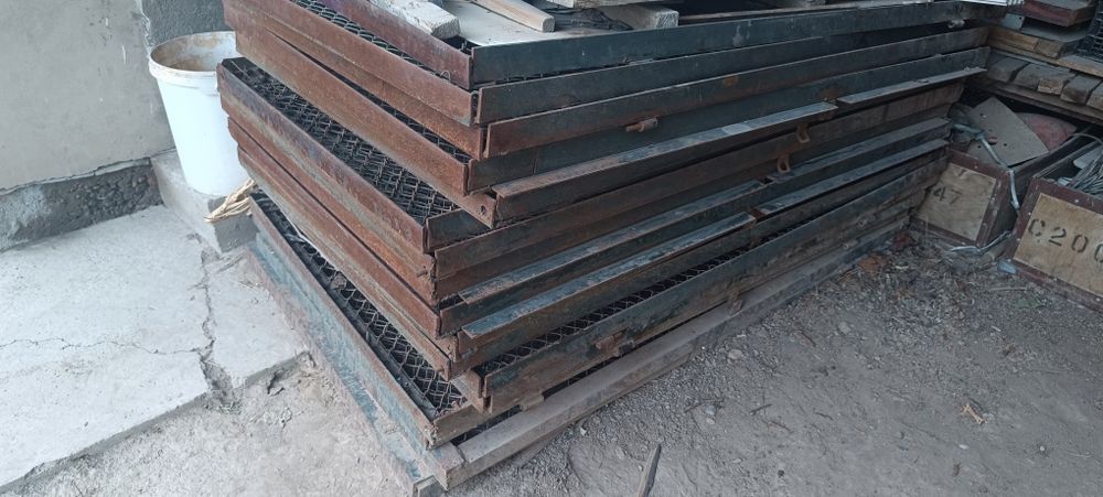 Продам сетку окантованную в угольники.