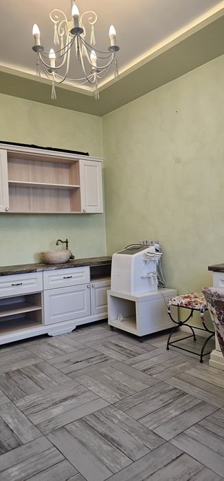Închiriez 1 camera in salon de cosmetica