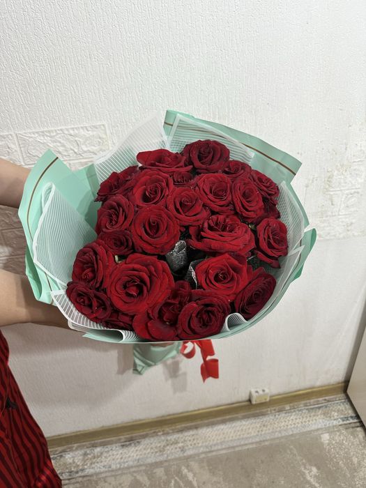 Красный свежий букет розы