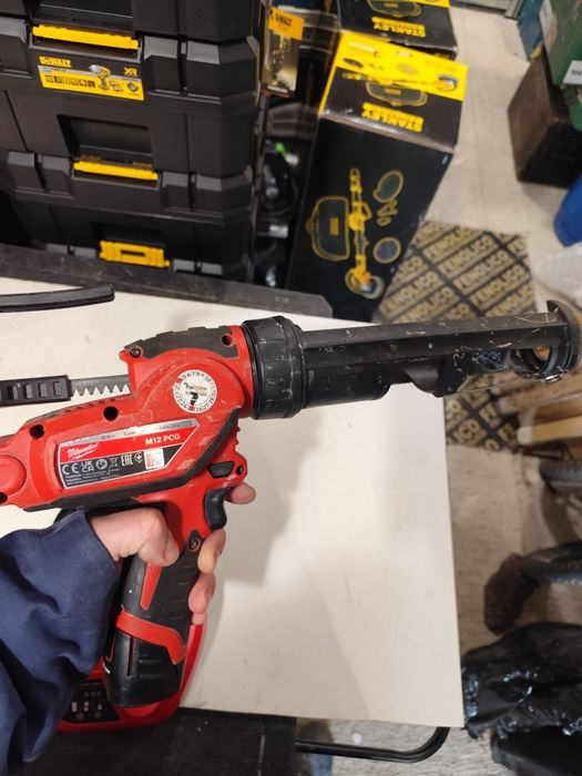 Милуоки Акумулаторен пистолет за силикон MILWAUKEE M12PCG310C  комплек