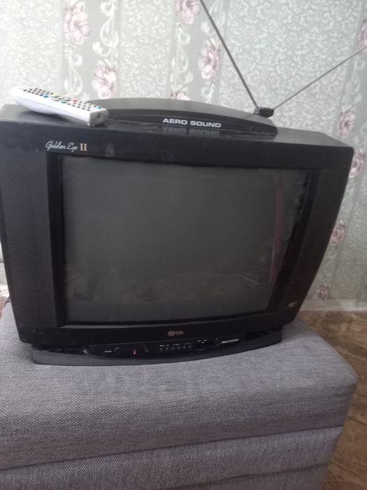 Телевизор LG продаётся с антенной и пультом