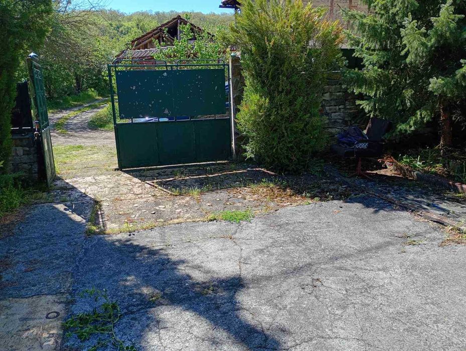 Къща с голям двор – тиха локация в екологичен регион, ток/вода, подходяща за целогодишно живеене