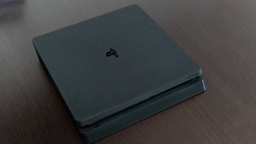 PlayStation 4 - PS4 в перфектно състояние + Контролер и Игра