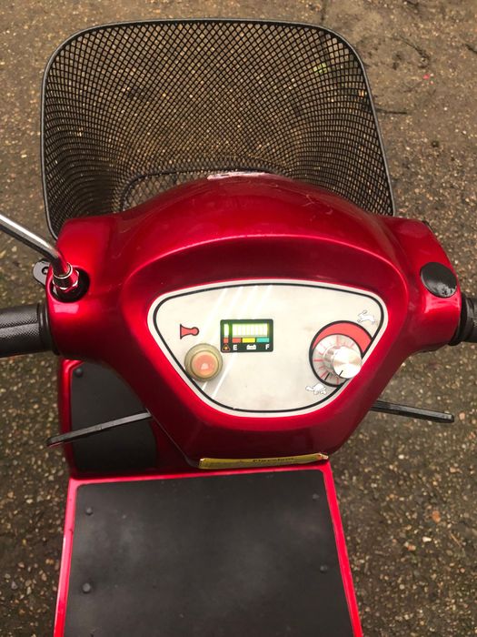 Cărucior electric 4 roți pentru persoane cu  dizabilități