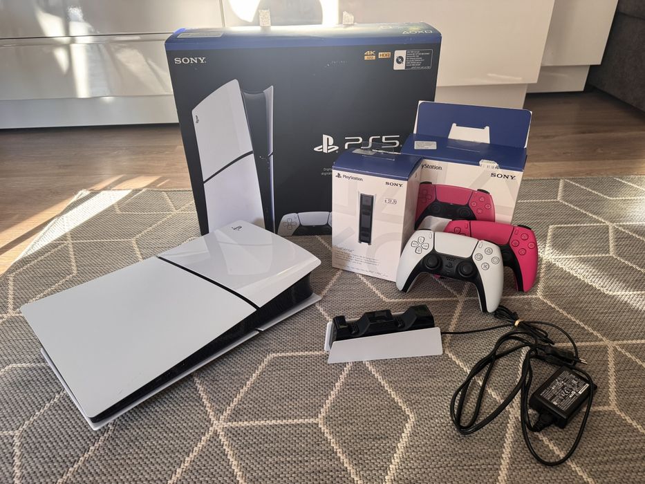 PlayStation 5 Digital Edition + 2 DualSense контролера + зарядна станция