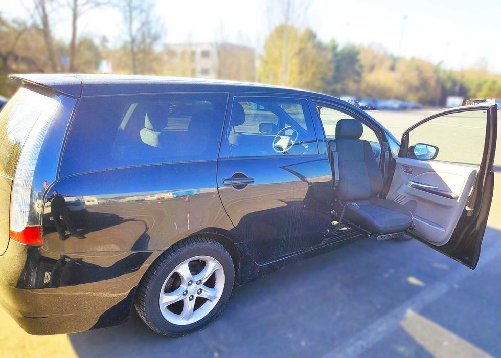 Специализиран автомобил за хора с намалена подвижност| Mitsubishi Grandis 2.4 бензин| ел. въртяща седалка BraunAbility Turny Low |подемник Autochair