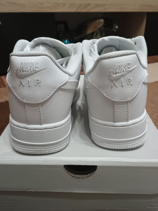 Nike Air Force 1 '07 Low "Triple White" – Mărimea 43 – Noi la Cutie