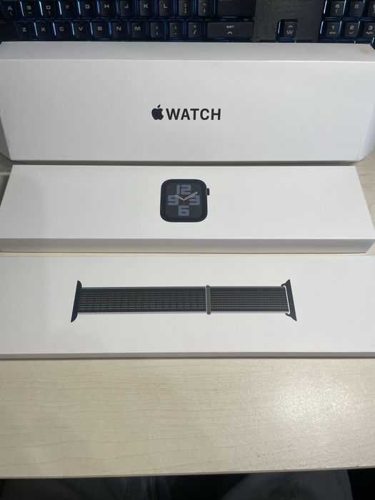 Apple Watch SE 2 (40mm) Като нов! - 100% Батерия, Пълен комплект