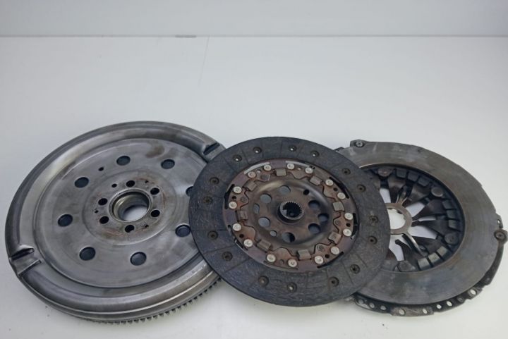 Kit ambreiaj  cu volanta masa dubla  323064110 Volkswagen VW Golf a 5