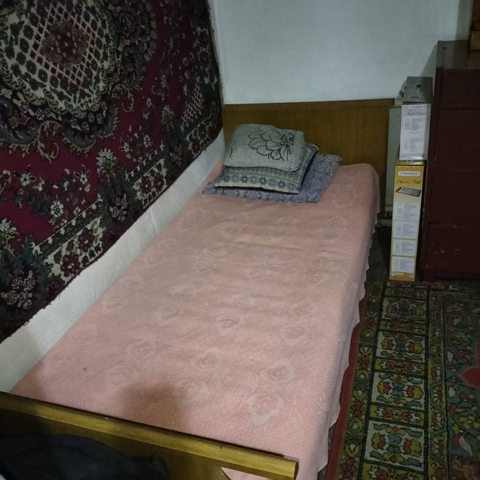 Деревянная кровать