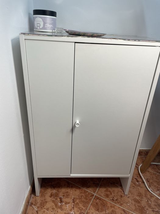 Малък бял шкаф, рафт, етажерка