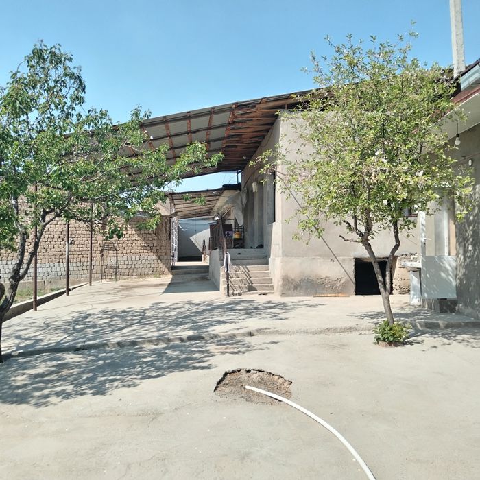 15 sotu uy sotilad yer xisobidayam sotiladi 8 ta yashash xonasi yevro