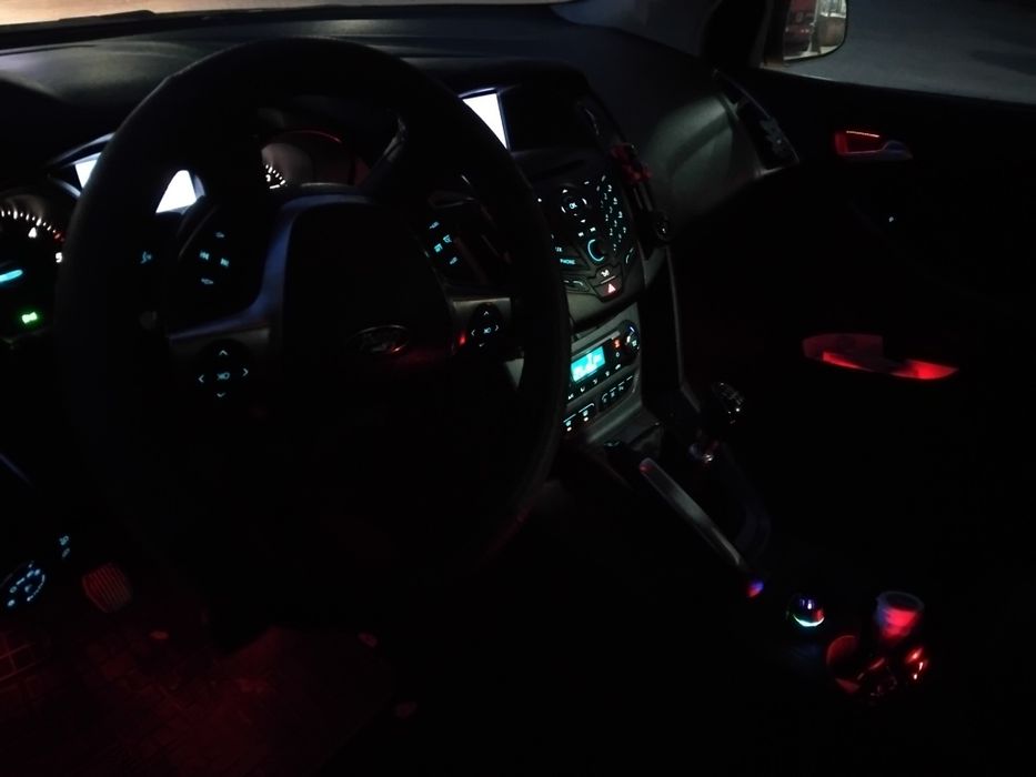 Vând Ford focus anul 2012