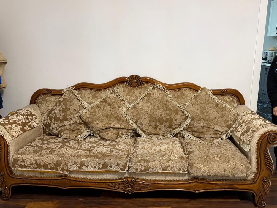 Продам диван для гостинной