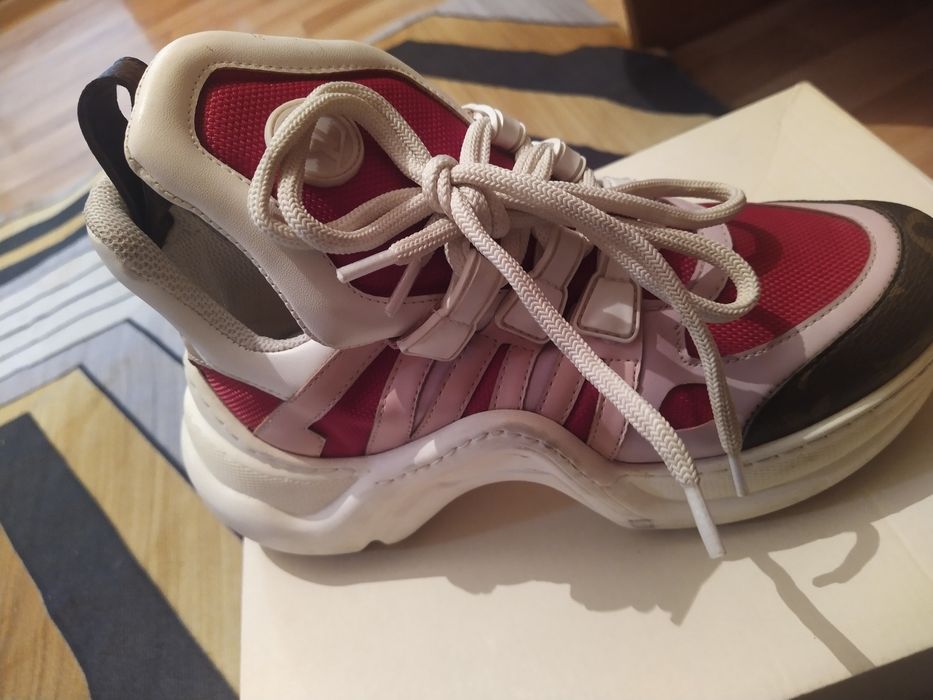 Продаеться обувь почти новая одевалась два три раза