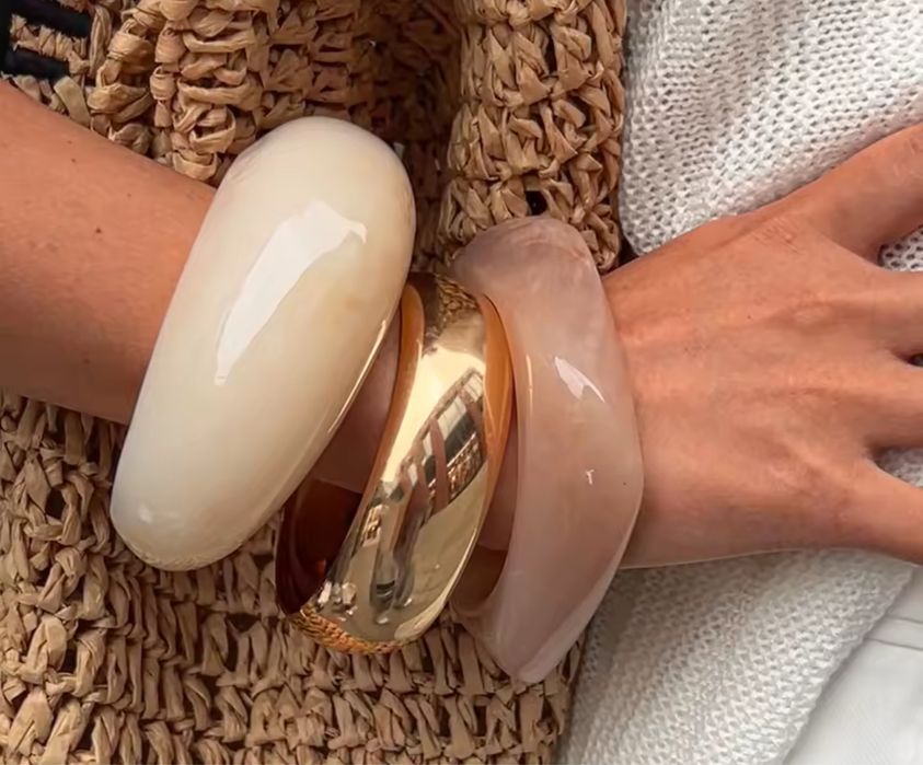 Актуална бохо гривна в слонова кост