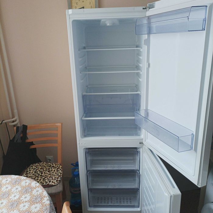 Хладилник с фризер Beko работещ в много добро състояние