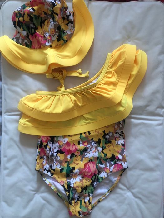 Детски бански с ефектна шапка