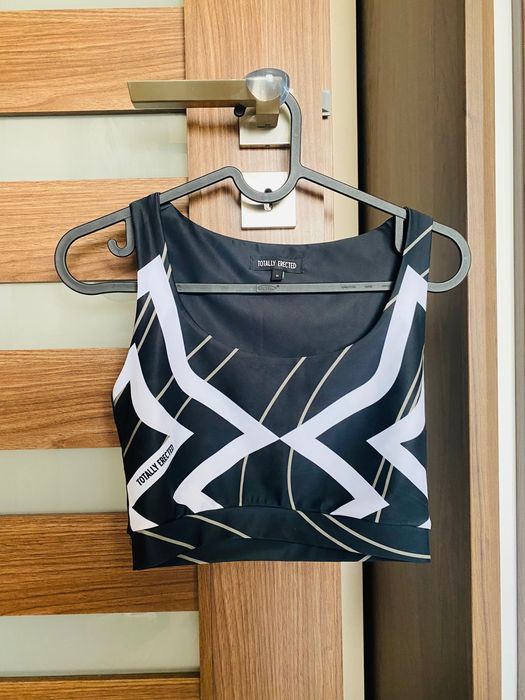 Кроп-топ Totally Erected