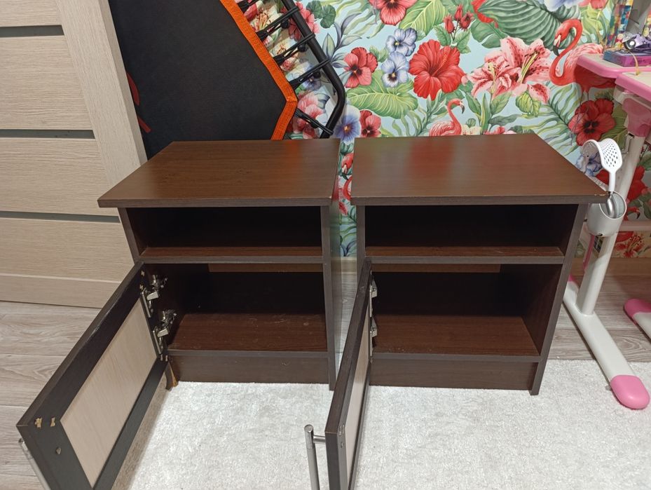 Отдам две прикроватные тумбочки