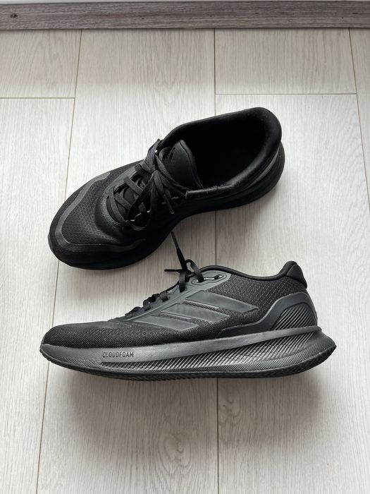 • Adidas Cloud Black •