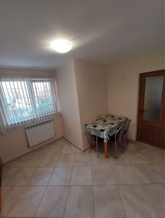 Închiriez camera la vilă cu parcare